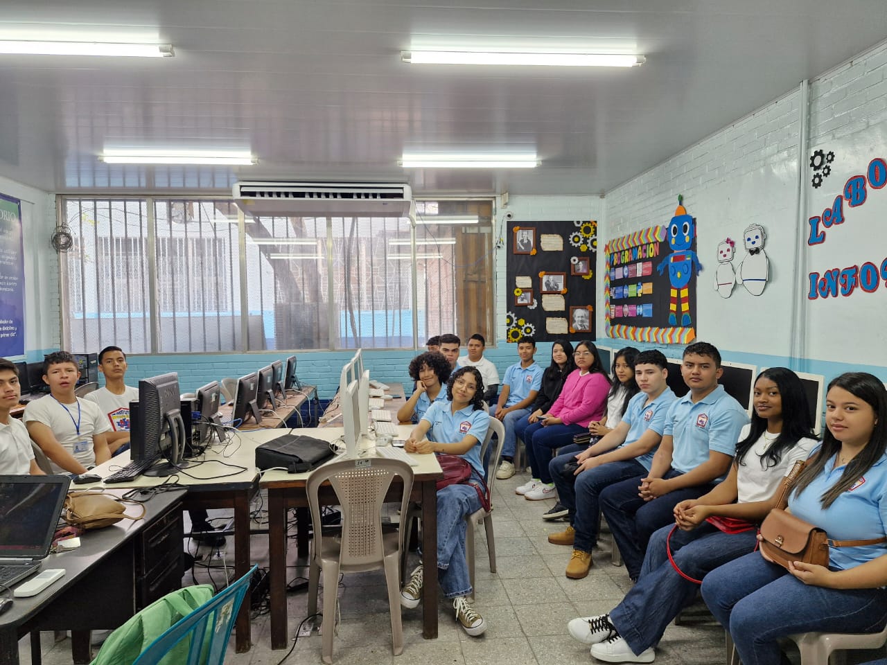 Estudiantes en el laboratorio de informática